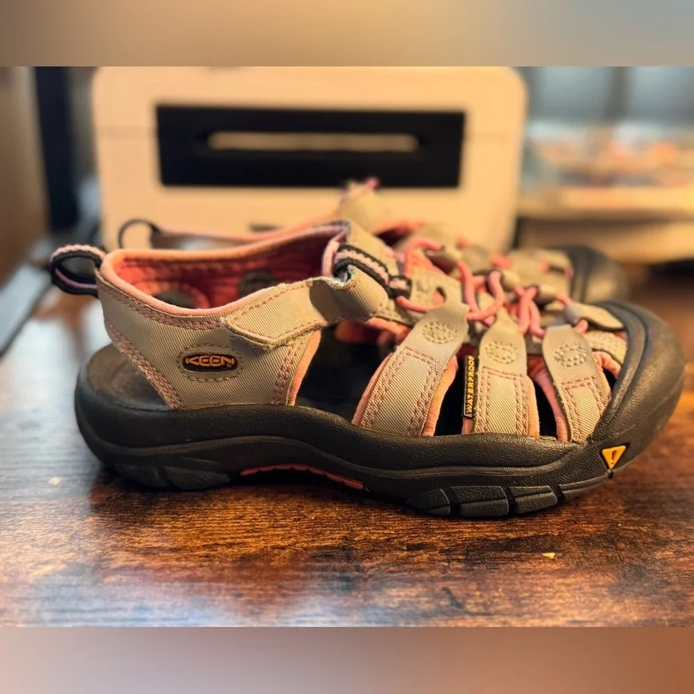 Keen Newport H2 Waterproof Sport Sandals Kids/Youth Size 2 Gray Pink
